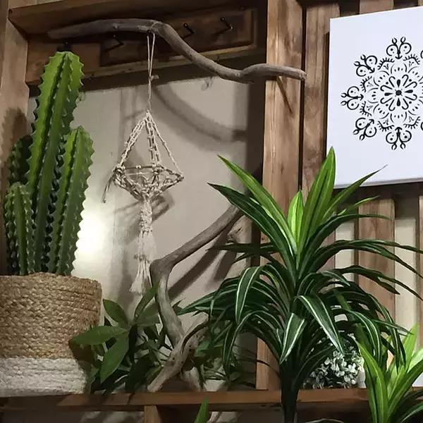 「さりげなく飾って空間を心地よく！ダイソーのテラリウムオーナメントを使ったDIYアイデア集」の画像