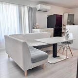 「食事もくつろぎも1つの空間で叶う！いろいろなレイアウトで楽しむ、ソファダイニングのある暮らし」の画像1