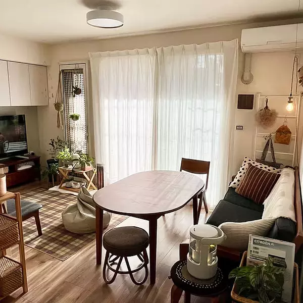 「食事もくつろぎも1つの空間で叶う！いろいろなレイアウトで楽しむ、ソファダイニングのある暮らし」の画像