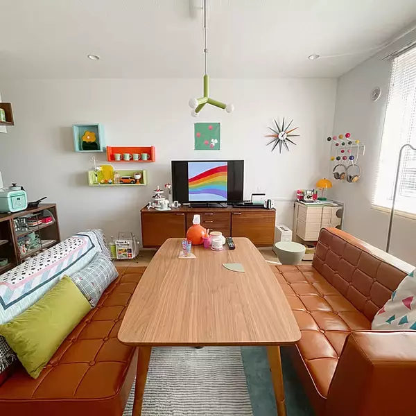 「食事もくつろぎも1つの空間で叶う！いろいろなレイアウトで楽しむ、ソファダイニングのある暮らし」の画像