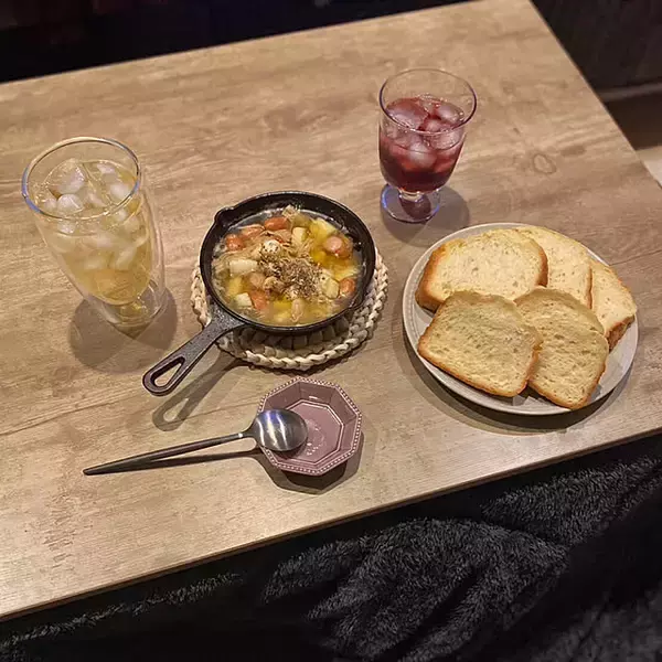 「いつもの食卓がカフェごはんになる♪ニトリのスキレット鍋を使ったテーブルコーディネート」の画像