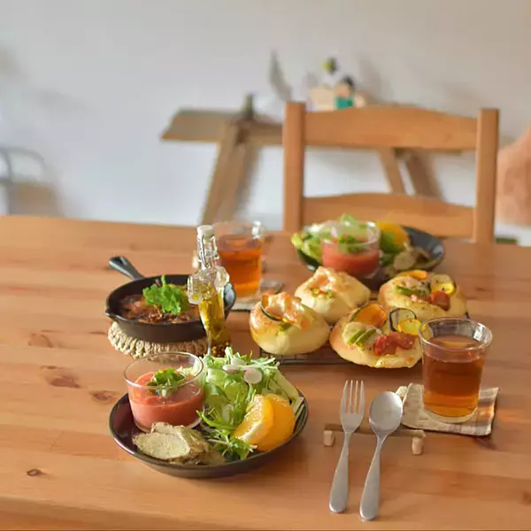 「いつもの食卓がカフェごはんになる♪ニトリのスキレット鍋を使ったテーブルコーディネート」の画像