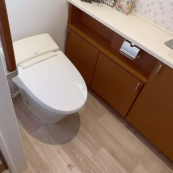 「掃除しやすく汚れにくく！トイレの床を清潔に保つ方法」の画像