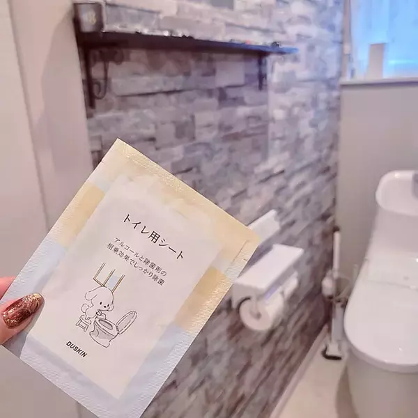 「掃除しやすく汚れにくく！トイレの床を清潔に保つ方法」の画像