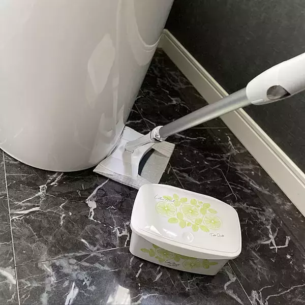 「掃除しやすく汚れにくく！トイレの床を清潔に保つ方法」の画像