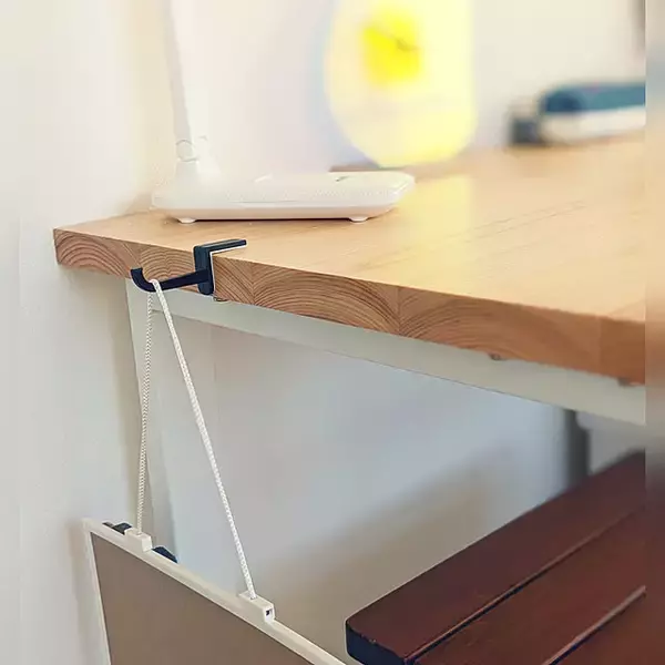 「プチプラアイテムで空間を無駄なく使う！セリアの浮かせる収納アイデア集」の画像