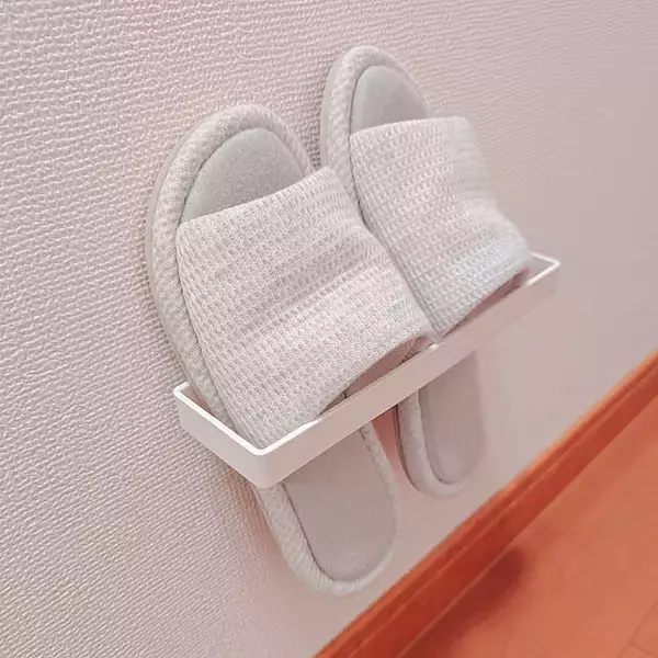 「プチプラアイテムで空間を無駄なく使う！セリアの浮かせる収納アイデア集」の画像
