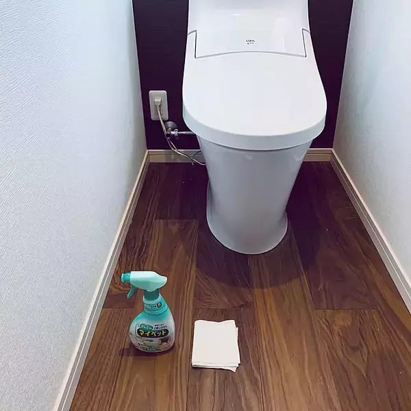 「便利グッズからきれいをキープできるアイデアまで！トイレの床をきれいにできるアイデア集」の画像