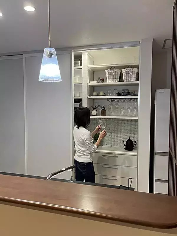 「「リノベで叶えた、収納たっぷりの明るいモダンキッチン」 by Hannahさん」の画像