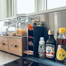 調味料入れも「じゃないアイテム」のアイデアも大活躍♪100均を活用したキッチンの調味料収納