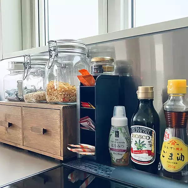 「調味料入れも「じゃないアイテム」のアイデアも大活躍♪100均を活用したキッチンの調味料収納」の画像