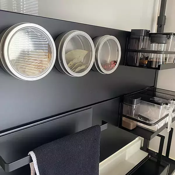 「調味料入れも「じゃないアイテム」のアイデアも大活躍♪100均を活用したキッチンの調味料収納」の画像