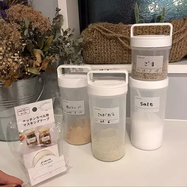 「調味料入れも「じゃないアイテム」のアイデアも大活躍♪100均を活用したキッチンの調味料収納」の画像