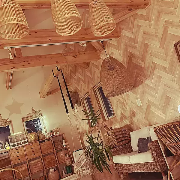 「「素材の重なりを、景色に変えて。木の温もりとグリーンが溶け合うカフェ風スタイル」 by kozさん」の画像