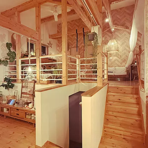 「「素材の重なりを、景色に変えて。木の温もりとグリーンが溶け合うカフェ風スタイル」 by kozさん」の画像