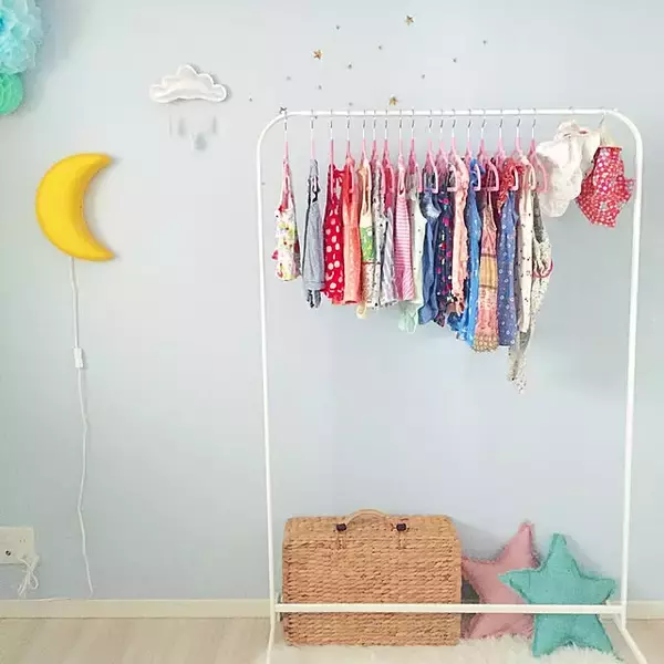 「衣類とおもちゃがすっきり！IKEAの収納アイテムでまとめるキッズスペース」の画像