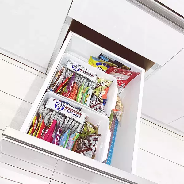 「食べ忘れも買い忘れも防げる！みんなが大好きなお菓子収納のアイデア集」の画像