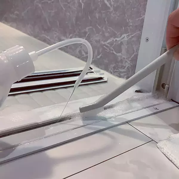 便利グッズを活用して掃除の手間がぐっと楽に♪サッシやレールの掃除アイデア6選