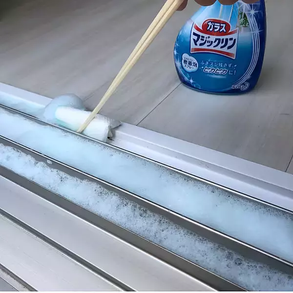 「便利グッズを活用して掃除の手間がぐっと楽に♪サッシやレールの掃除アイデア6選」の画像