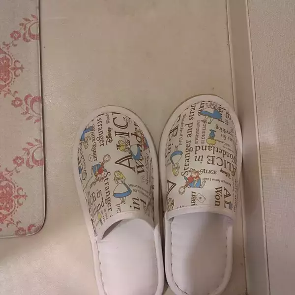 「足元から気軽に模様替え♪プチプラで取り入れやすいダイソーのスリッパがある暮らし」の画像