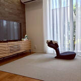 「床でくつろぐのにこれが最適！座椅子を使った快適なくらし」の画像1