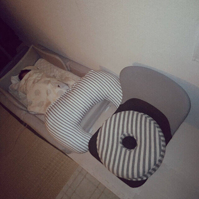 床でくつろぐのにこれが最適！座椅子を使った快適なくらし