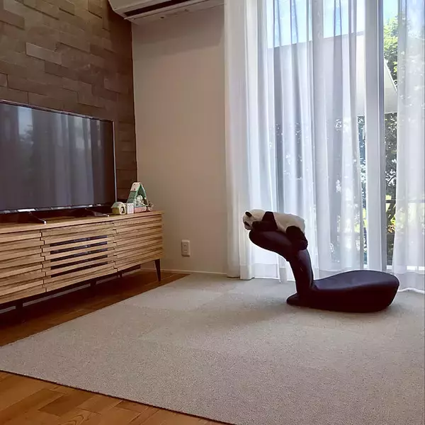 「床でくつろぐのにこれが最適！座椅子を使った快適なくらし」の画像