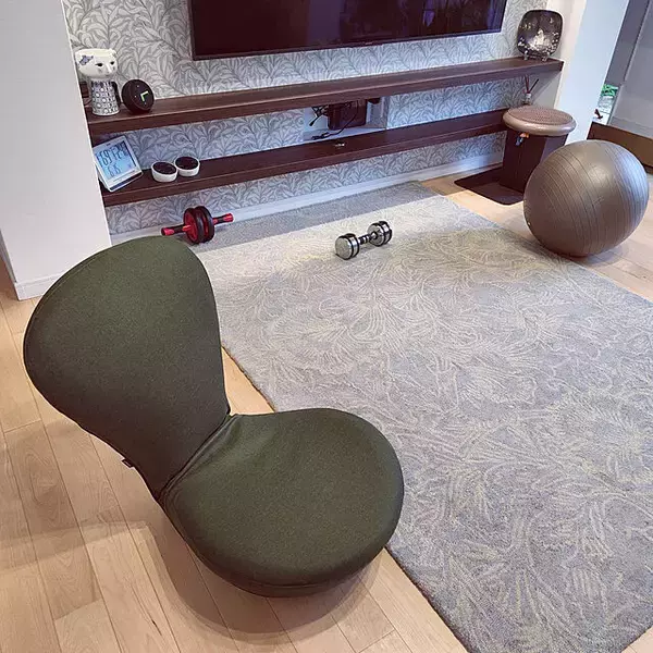 「床でくつろぐのにこれが最適！座椅子を使った快適なくらし」の画像