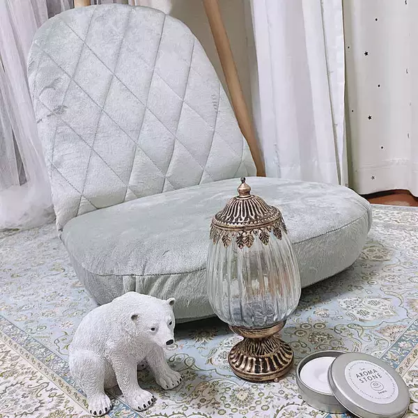 「床でくつろぐのにこれが最適！座椅子を使った快適なくらし」の画像