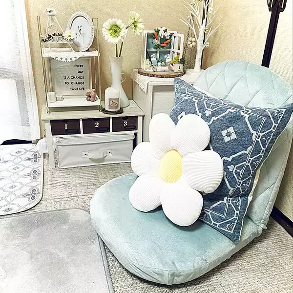 「床でくつろぐのにこれが最適！座椅子を使った快適なくらし」の画像