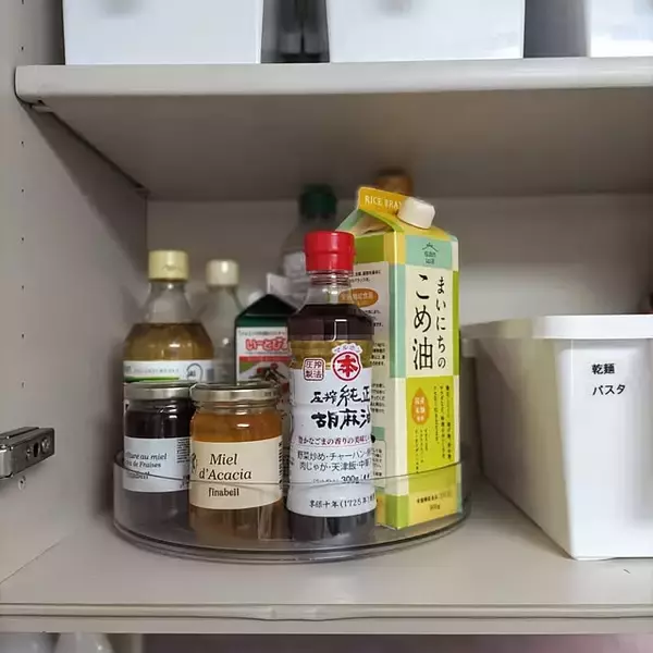 「何を入れてる？すっきり見えの秘訣は？吊り戸棚の整頓アイデアをチェック」の画像