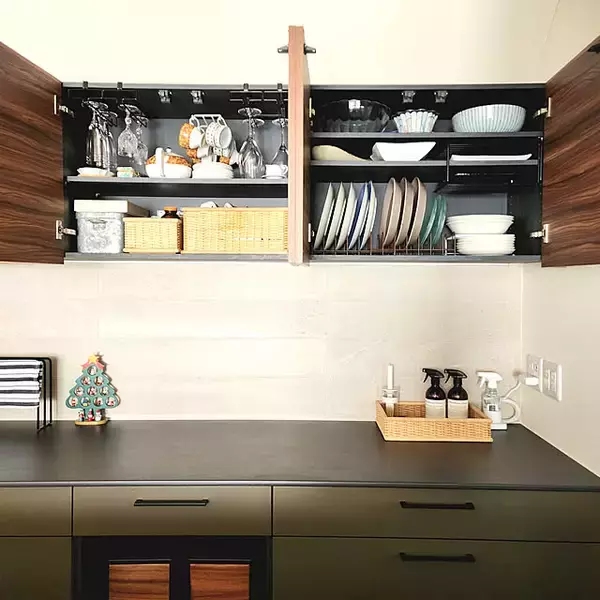 「何を入れてる？すっきり見えの秘訣は？吊り戸棚の整頓アイデアをチェック」の画像