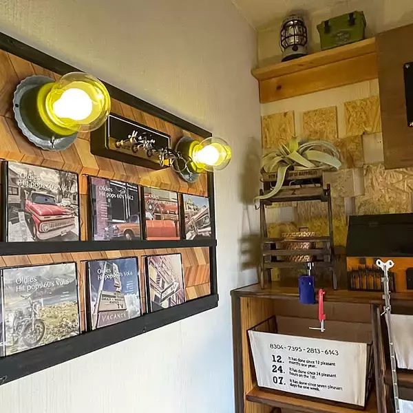 「ダイソーアイテムでできる、優しく壁を照らすウォールライトのDIYアイデア」の画像