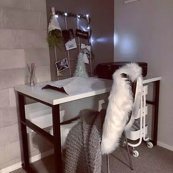 「ダイソーアイテムでできる、優しく壁を照らすウォールライトのDIYアイデア」の画像