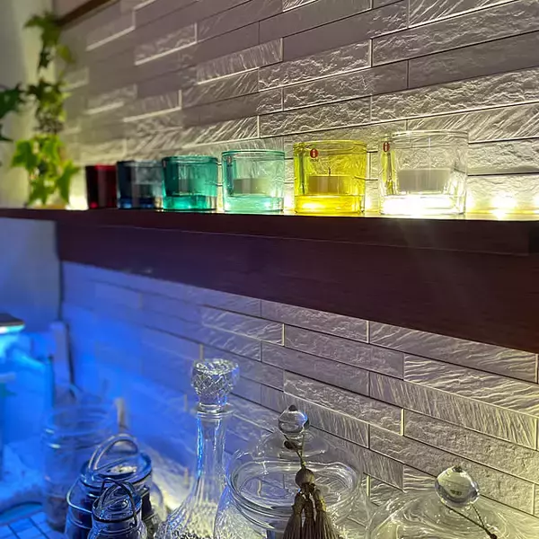 「ダイソーアイテムでできる、優しく壁を照らすウォールライトのDIYアイデア」の画像