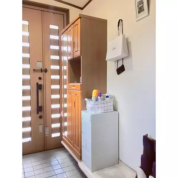 「家族みんなが取りやすい！お出かけ前の身支度がスムーズになるハンカチ収納のアイデア集」の画像