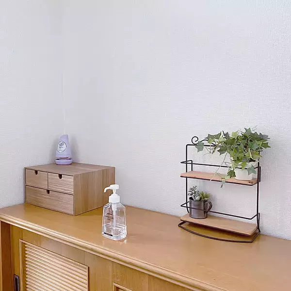 「家族みんなが取りやすい！お出かけ前の身支度がスムーズになるハンカチ収納のアイデア集」の画像