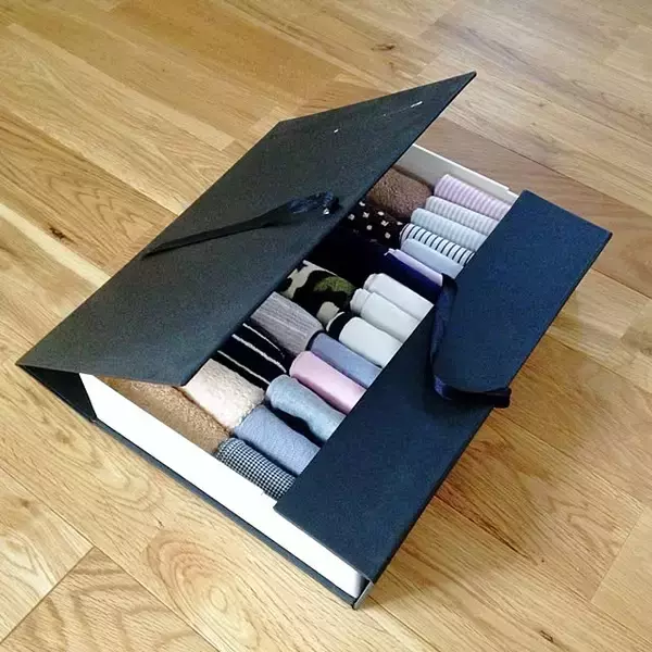 「家族みんなが取りやすい！お出かけ前の身支度がスムーズになるハンカチ収納のアイデア集」の画像