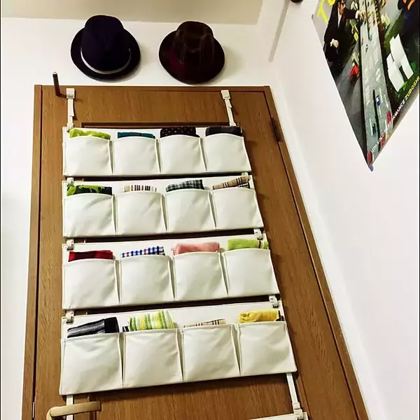 「家族みんなが取りやすい！お出かけ前の身支度がスムーズになるハンカチ収納のアイデア集」の画像