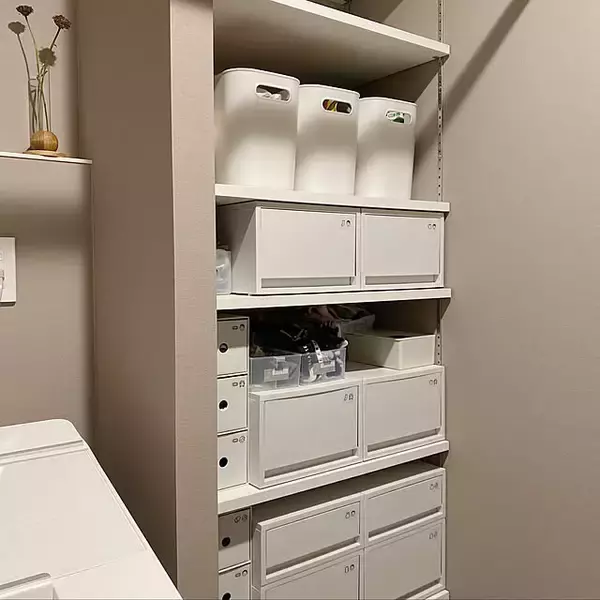 「家族みんなが取りやすい！お出かけ前の身支度がスムーズになるハンカチ収納のアイデア集」の画像