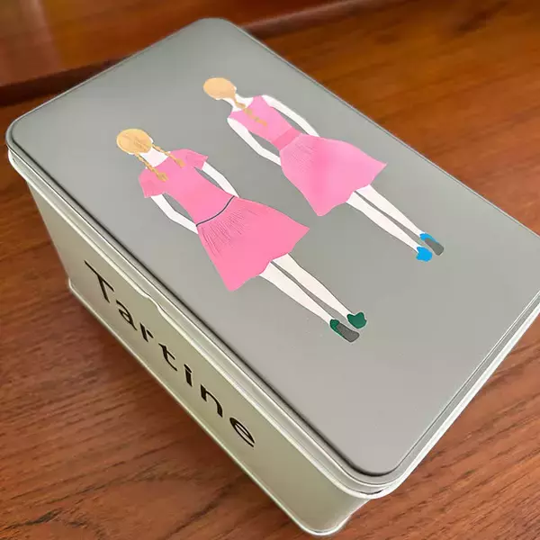 「お気に入りのデザインや形を上手に活かす！お菓子の缶の再利用アイデア」の画像