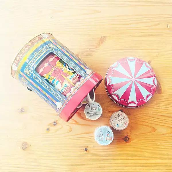 「お気に入りのデザインや形を上手に活かす！お菓子の缶の再利用アイデア」の画像