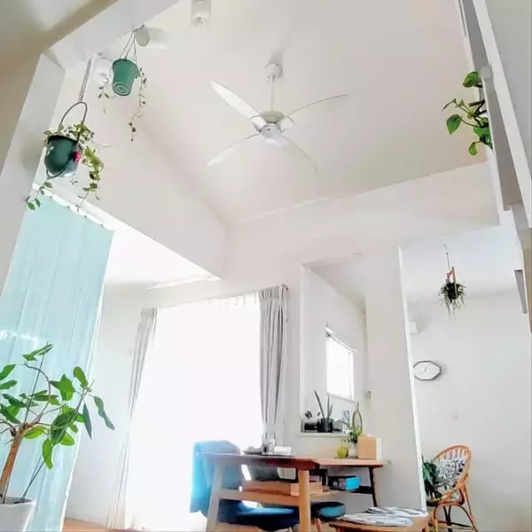 「開放感とリラックス空間を演出♪シーリングファンが似合うお部屋の実例」の画像