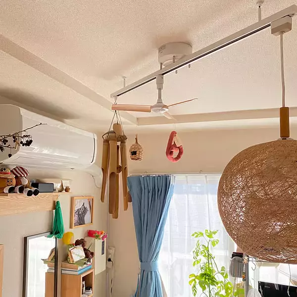 「開放感とリラックス空間を演出♪シーリングファンが似合うお部屋の実例」の画像