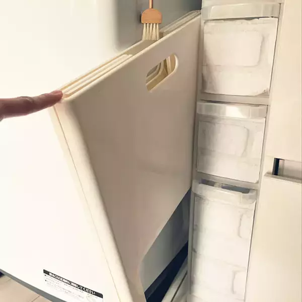 「【すきま活用アイデア】指一本でサッと引き出せる！4cmのすきまに収まる折りたたみバスケット by Hi5さん」の画像