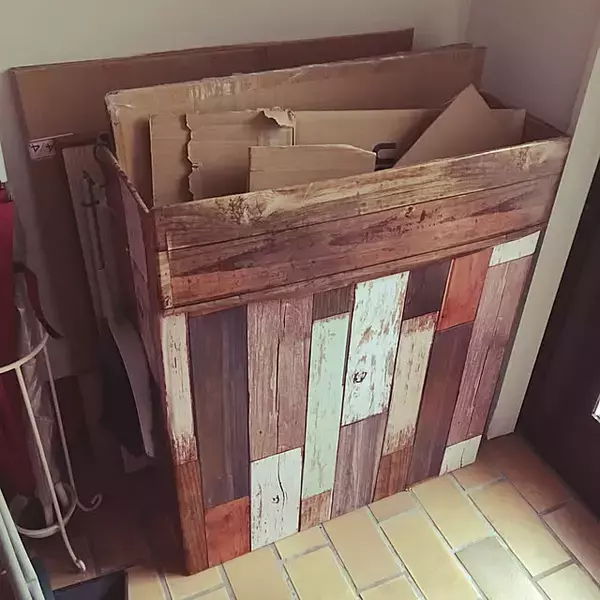 「捨てる前の仮置き場所に悩んでいる方必見！見た目もスッキリな段ボール収納のアイデア集」の画像