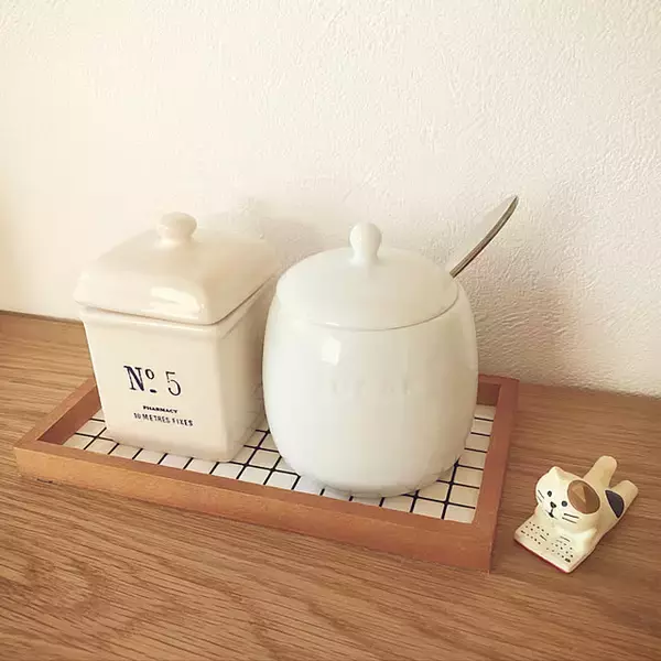 「貼るだけで雰囲気が変わる！セリアのタイルシールを使った身近なアイテムのDIYアイデア」の画像