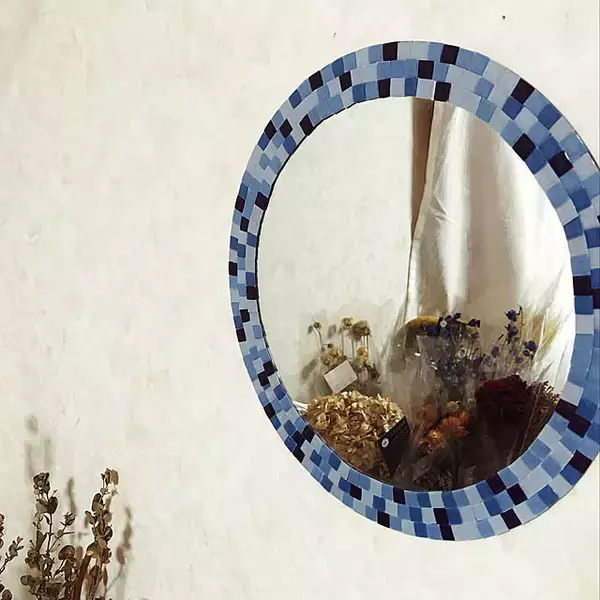 「貼るだけで雰囲気が変わる！セリアのタイルシールを使った身近なアイテムのDIYアイデア」の画像