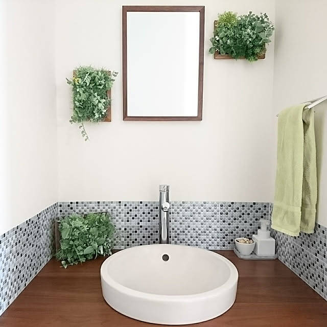 貼るだけで雰囲気が変わる！セリアのタイルシールを使った身近なアイテムのDIYアイデア