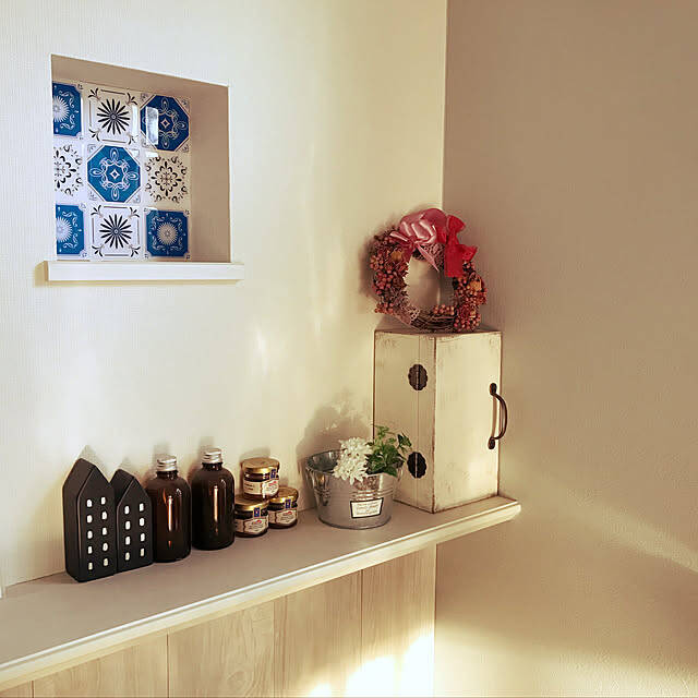 貼るだけで雰囲気が変わる！セリアのタイルシールを使った身近なアイテムのDIYアイデア